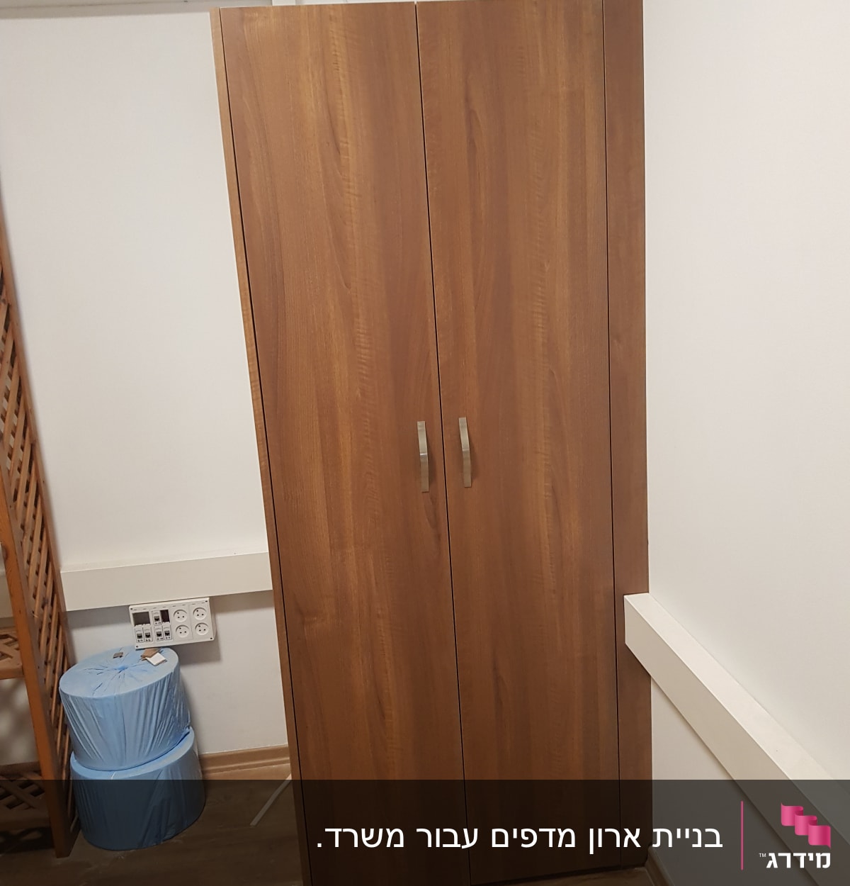 ארון עץ עם שתי דלתות וידיות מתכת